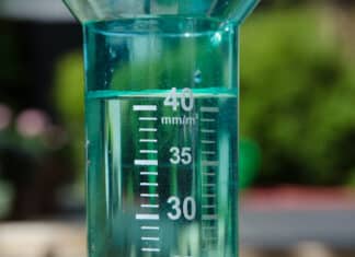 Que mesure un pluviomètre et comment il fonctionne ? pluviomètre sous la pluie