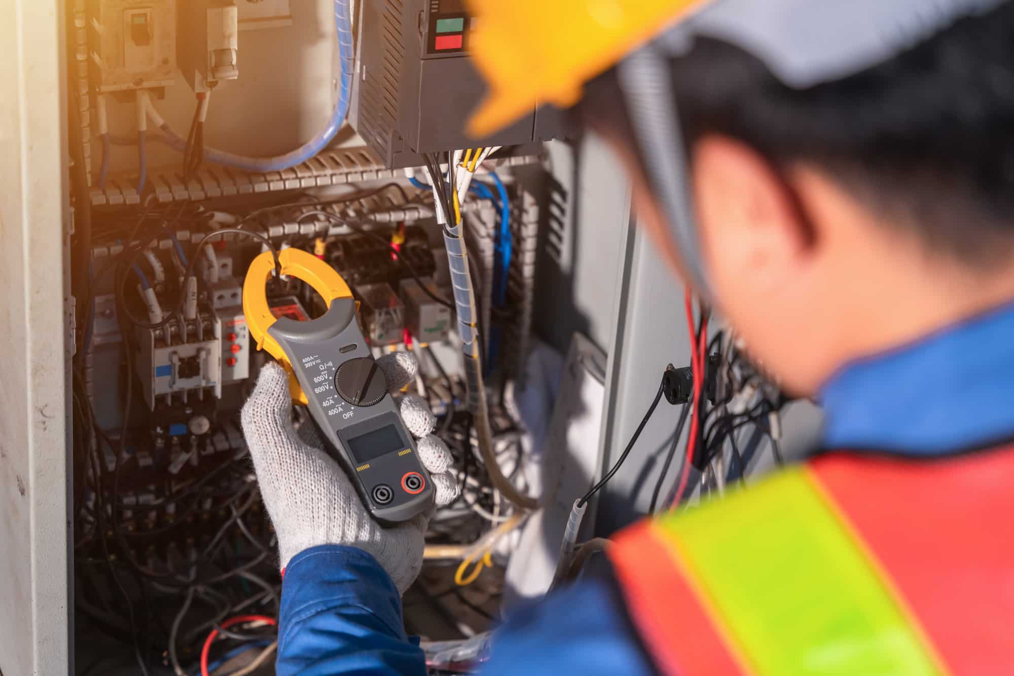 Qu’est-ce qu’une pince ampèremétrique et comment est-elle utilisée pour tester le courant dans un circuit ? pince ampèremétrique digitale