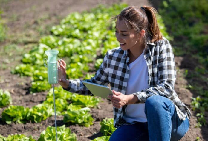 jeune femme qui étudie un pluviomètre