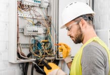 Le voltmètre, l’ampèremètre et le multimètre sont tous des testeurs électriques. électricien