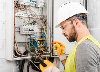 Le voltmètre, l’ampèremètre et le multimètre sont tous des testeurs électriques. électricien