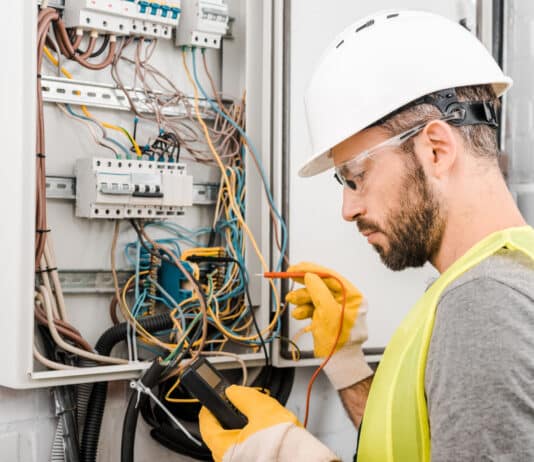 Le voltmètre, l’ampèremètre et le multimètre sont tous des testeurs électriques. électricien